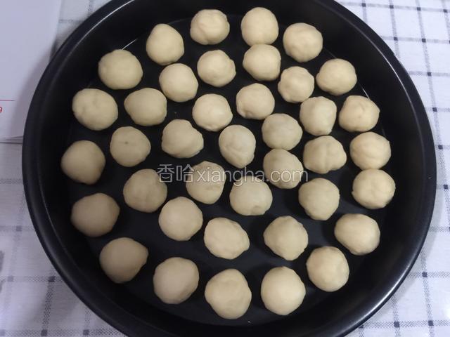 分割称重，每个小面团6克，搓圆放入八寸披萨盘中。（因为面团给小宝拿一块去玩了所以看起来有点少）