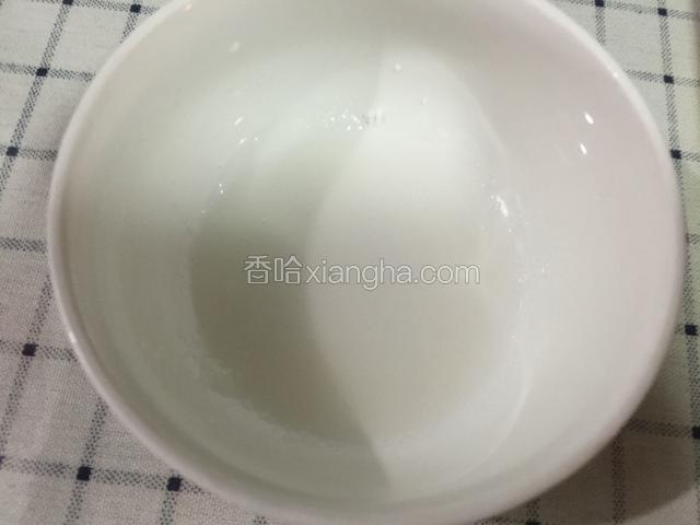 取一小碗加入10克白糖和5克温水搅拌均匀。