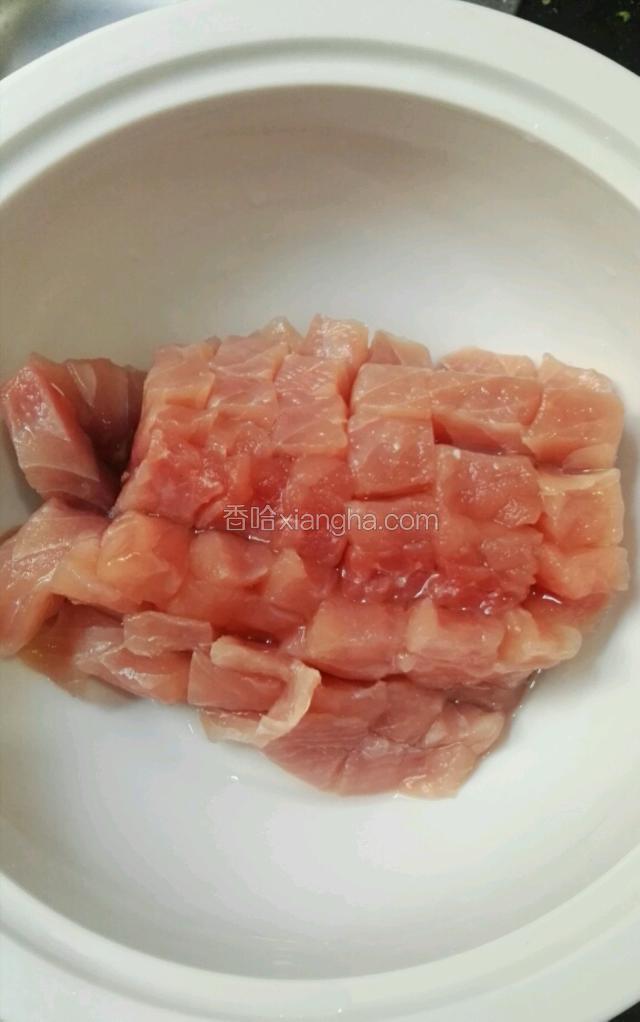 草鱼去骨切花刀，注意皮不要切断，洗干净后倒入料酒，生抽，盐，糖，生姜腌制30分钟