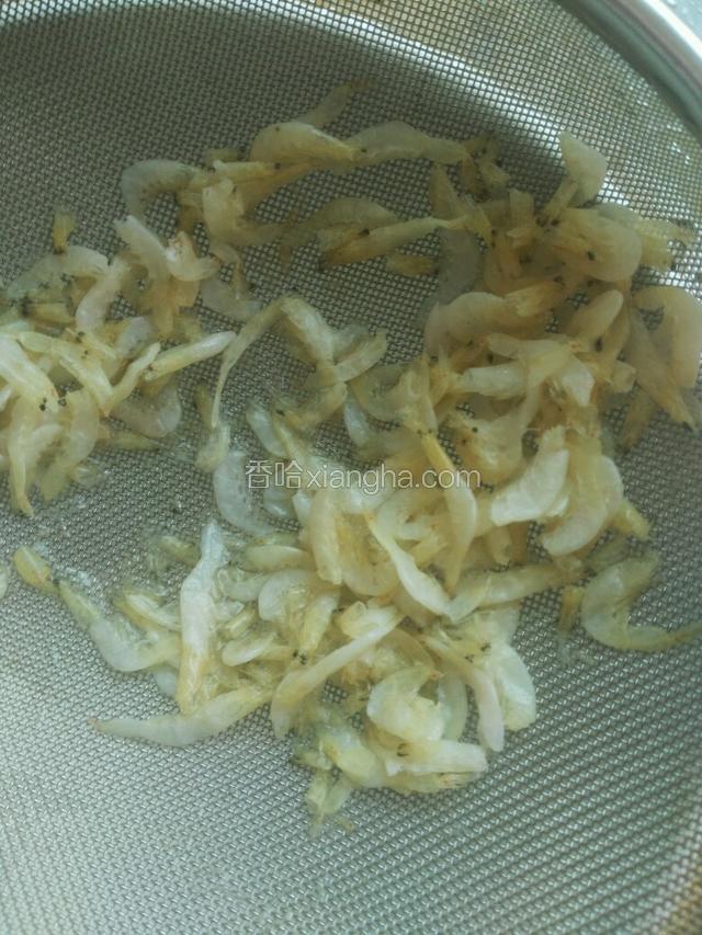 将虾皮用温水浸泡15分钟左右，再洗两次
