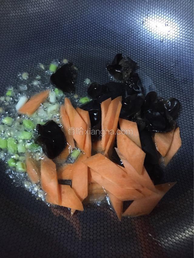 放入胡萝卜和木耳翻炒均匀