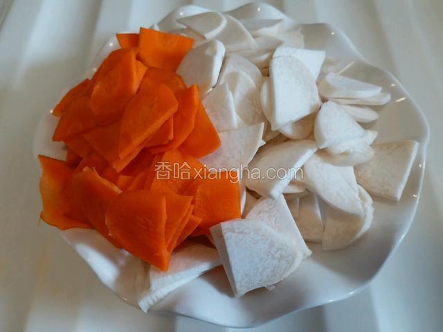 把杏鲍菇和胡萝卜分别切成薄片，放入盘中。