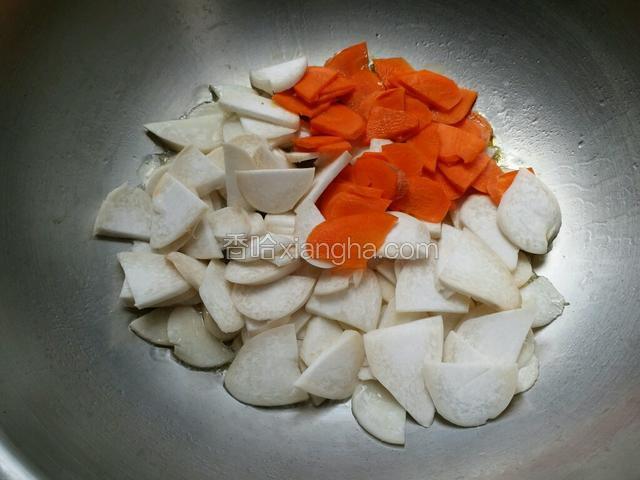 锅内放入适量食用油，烧热后放入杏鲍菇、胡萝卜。