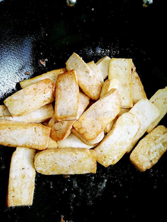 锅内倒入适量的油烧热，开小火小煎一会加一匙生抽。