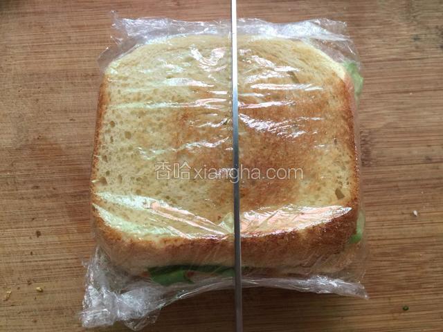 用保鲜膜包住（方便携带）
或切开即时食用