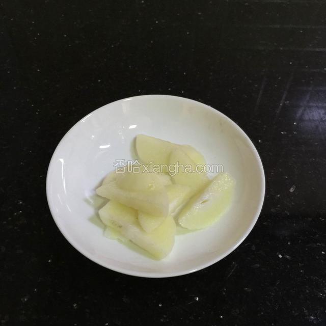 蒜头一颗切片
这个是云南独蒜，炒菜特别香