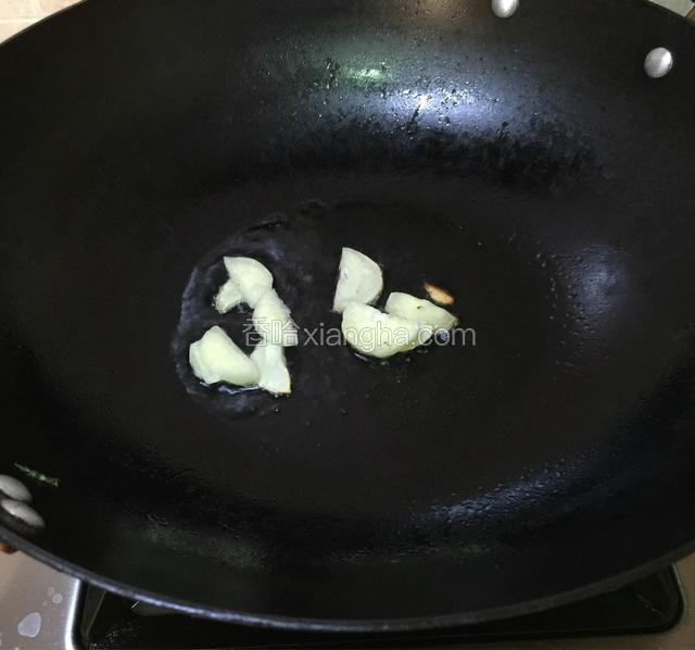 锅烧热，倒进适量山茶油，蒜片
爆出蒜香味。