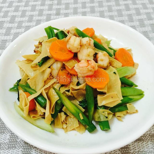 蒜香虾仁芦笋豆腐皮
色香味俱全，美味又营养。

