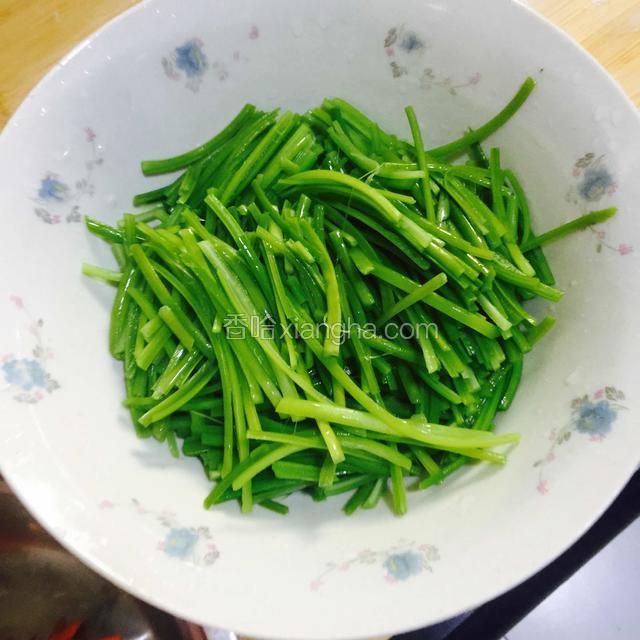 根据蒜薹的粗细，将其用手撕开，一般一根蒜薹撕成四根左右，全部撕好后，将其切成四厘米左右的长短，放入容器中备用
