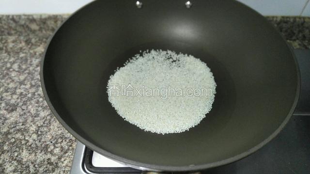 芝麻放入锅内小火慢炒。