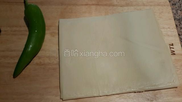 准备材料。尖椒洗净，干豆腐备用。