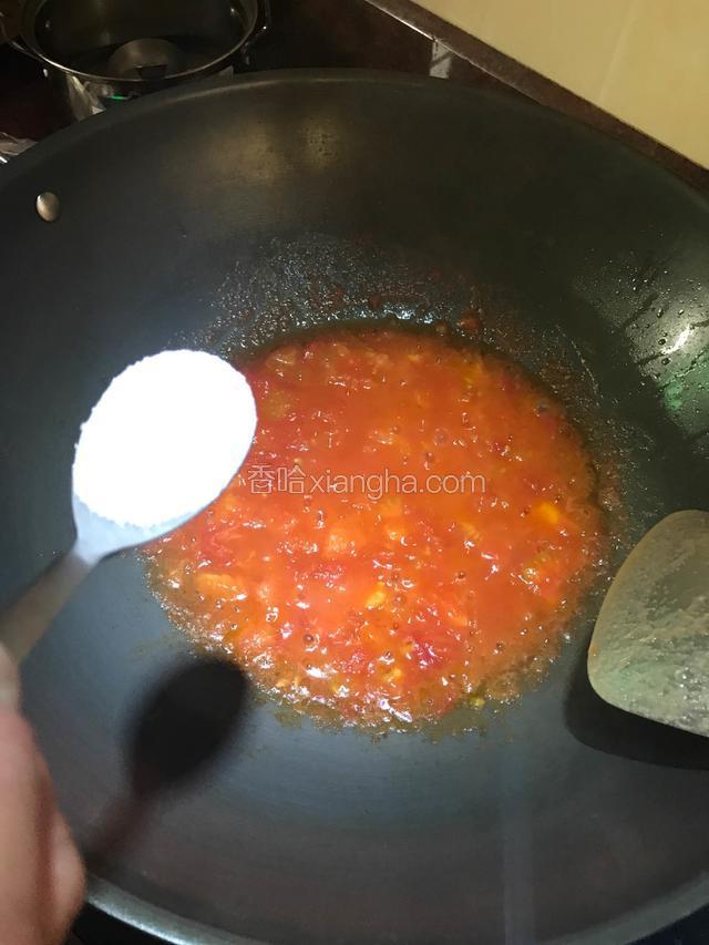 转成小火，焗至番茄变软出汁，加4勺白糖。