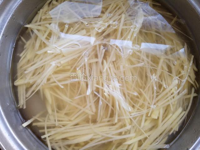 倒入适量米醋和盐泡5分钟