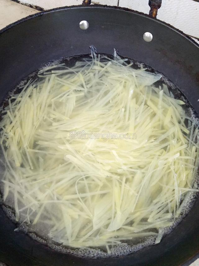 锅里烧开水把土豆丝捞到开水里绰一下