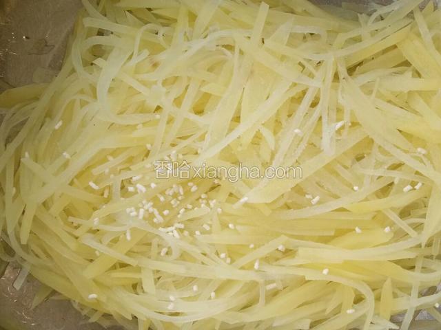 然后捞出用纯净水洗凉控水倒入糖，盐，鸡精拌匀