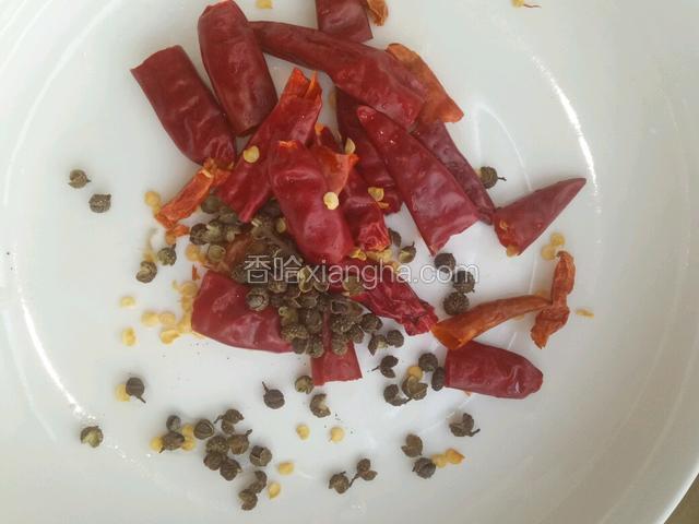 把辣椒一剪两半，准备点麻椒