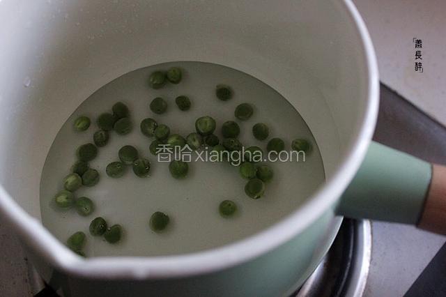 豌豆冷水入锅煮约15分钟，煮熟煮透。