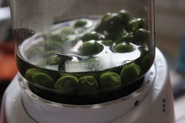 加适量温水，水量多少决定豌豆泥的黏稠度。