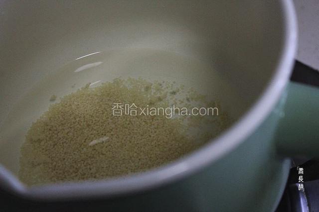 小麦面仔（或大米）下锅煮。