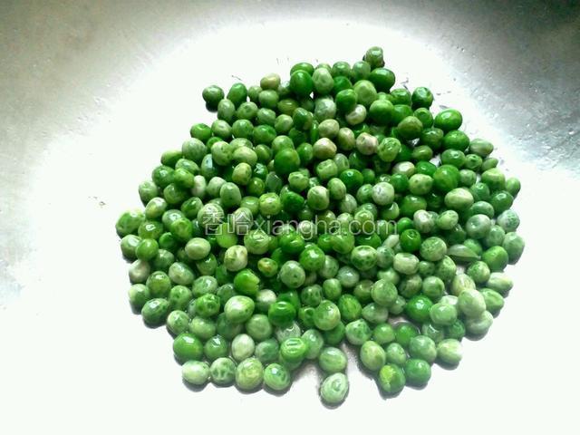 锅内放入适量食用油，烧热后放入豌豆，大火翻炒。