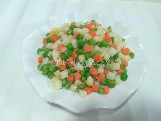 把菜盛入盘中。
