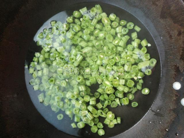 水开后，把豆角丁焯一下。