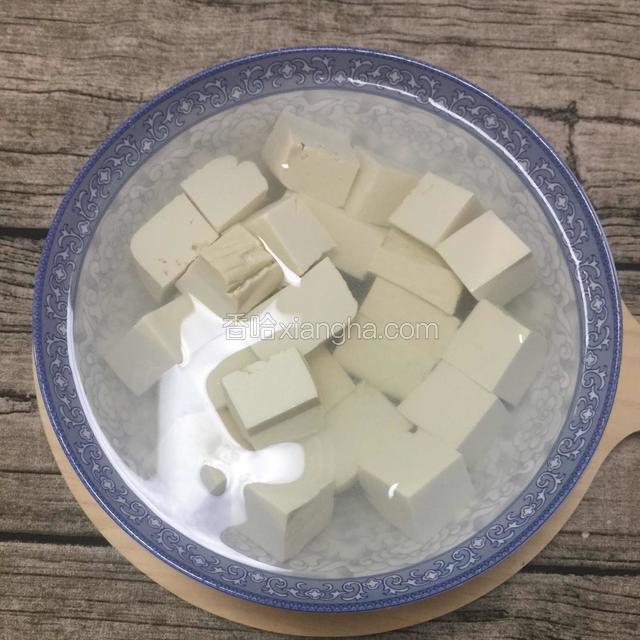 豆腐切块加水用少许盐泡5分钟左右捞起沥干水分备用