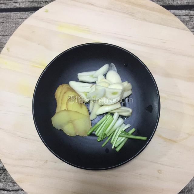 姜、蒜切片，葱取葱白切段备用