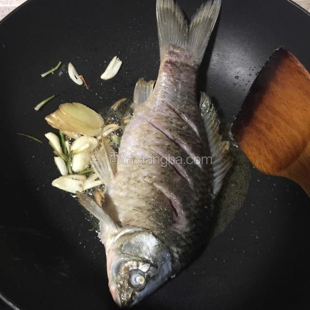 翻面再煎另一面直至煎至稍黄