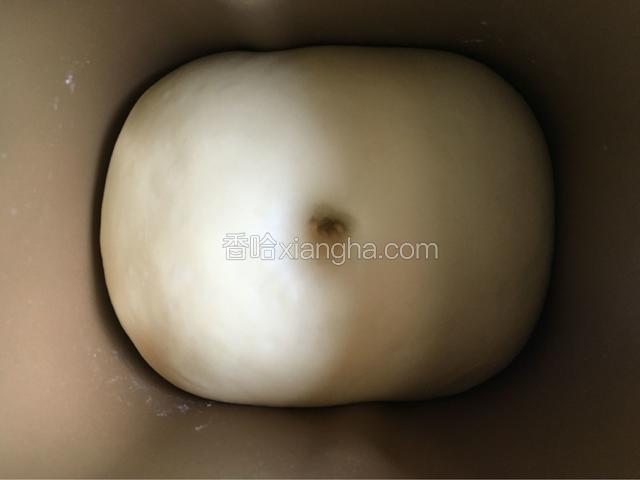 今天天气32度，我就直接把面包机内胆用保鲜袋封好，放在阳台上发酵的，80分钟左右，用手指在中间戳一下，不回缩就代表发酵好了。