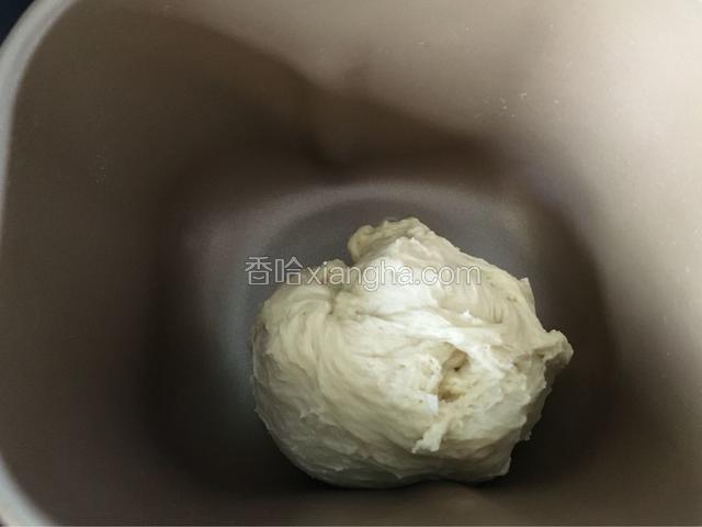继续把内胆放回面包机，开启和面功能10分钟揉面，相当于给面团排气。