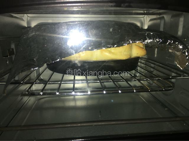 预热烤箱170度5分钟，上下火再烤25分钟，最后几分钟时留意观察，上色满意后盖上锡纸。
