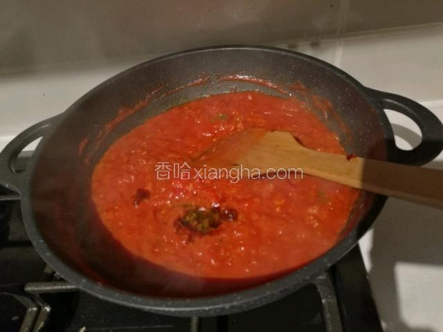 倒入酱油，适量的醋。少量的盐，糖翻炒。