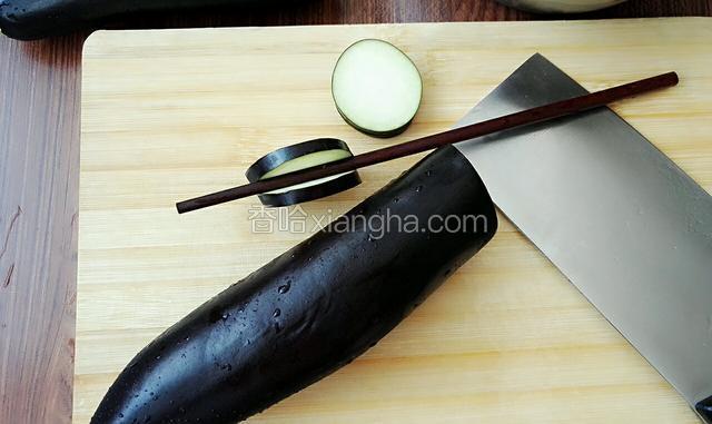 切茄子盒，两片为一盒，茄盒中间不要切断