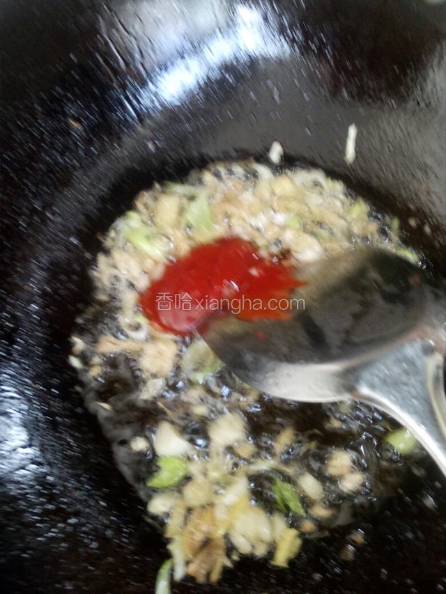 放入味极鲜，番茄酱炒均匀