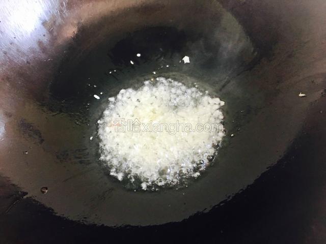 锅中烧热后放入适量的油把蒜末爆香。