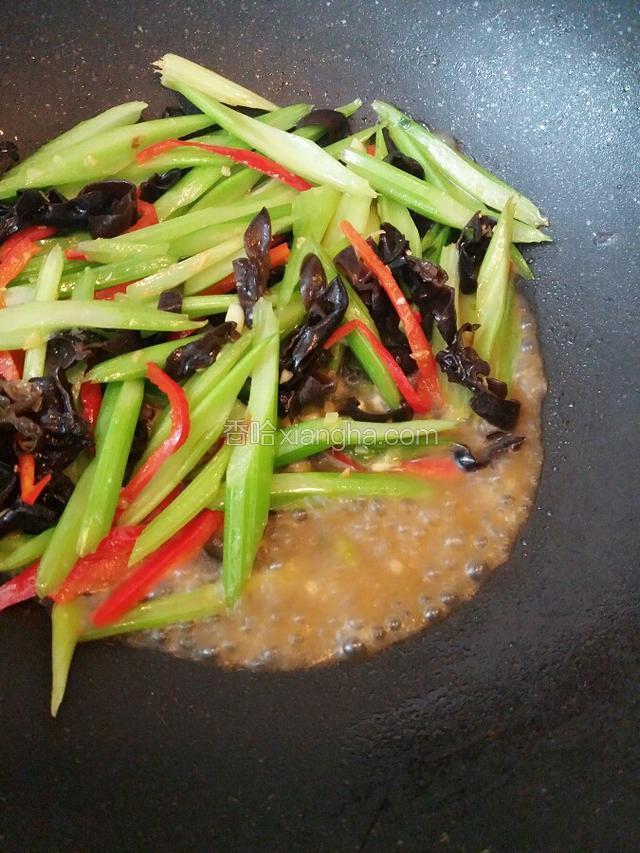 放入盐和酱油 少许清水