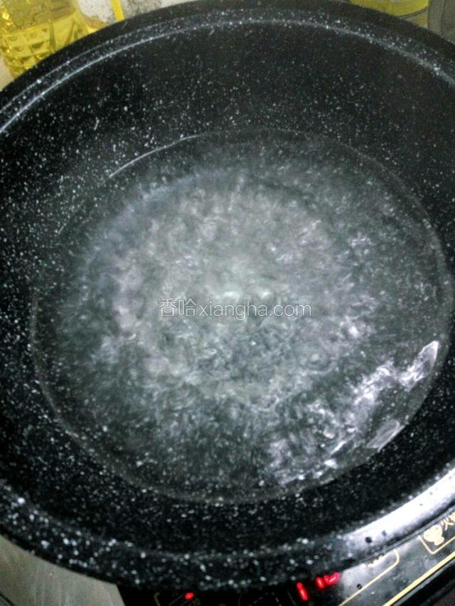 锅里煮开，放油，盐