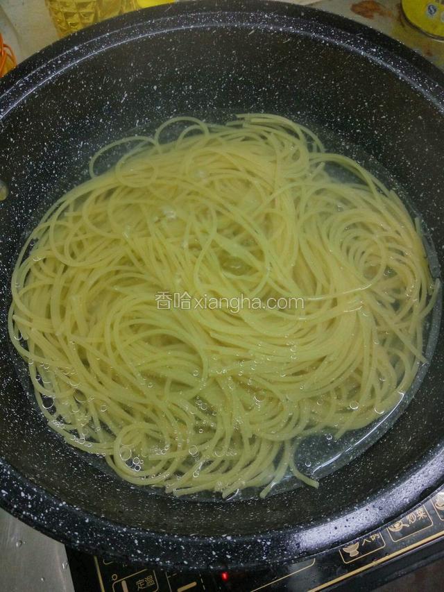 放意粉煮至意粉没有白心