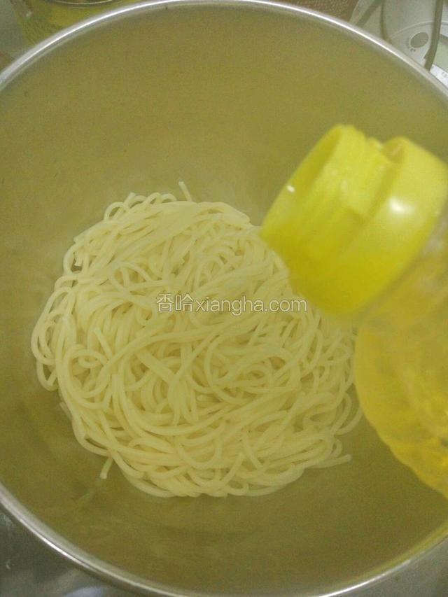 捞起放油搅拌。（不可以过冷水）