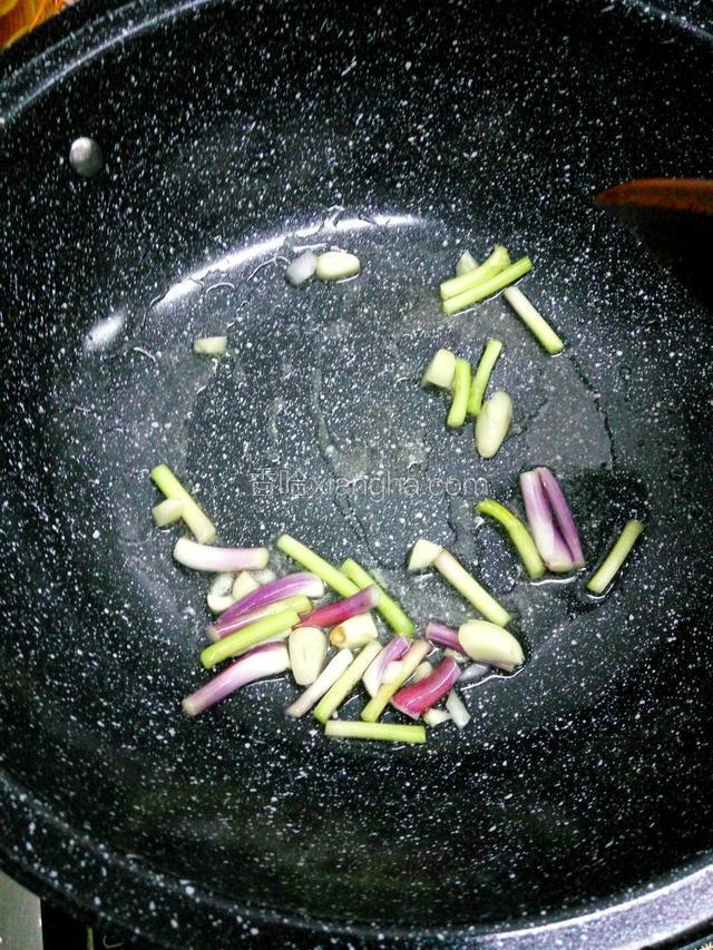 放葱段，蒜炒香。