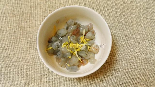 虾仁切丁，加点胡椒粉柠檬屑腌渍10分钟