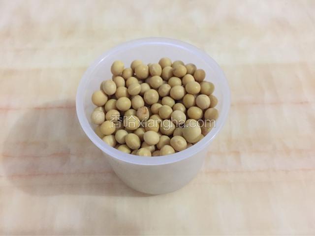 黄豆一杯（杯子是豆浆机附送的）