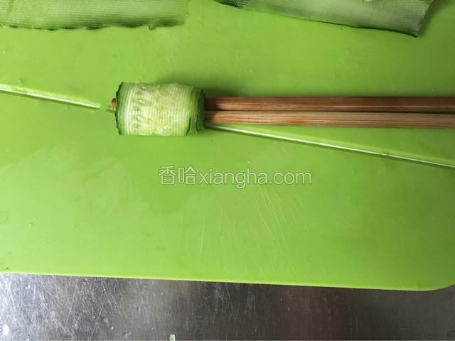 按顺时针在空中绕卷起来，再把筷子抽出来，如图。
