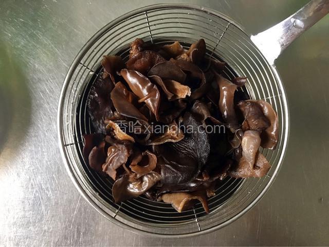 捞出用纯净水冲一下，控干水份。