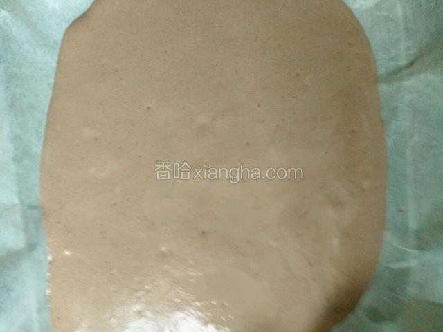 烤盘铺一张油纸，倒入蛋糕糊，震出气泡
烤箱预热，设置150℃，15分钟