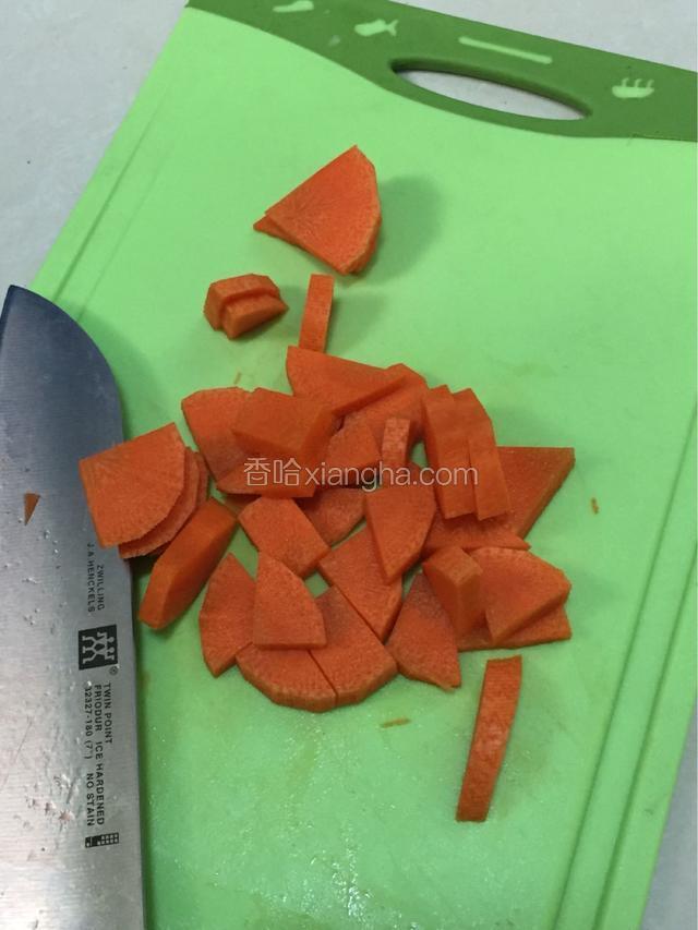 先将胡萝卜切碎 随意切