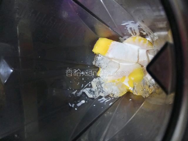 放入料理机，再加入冰块，淡奶油