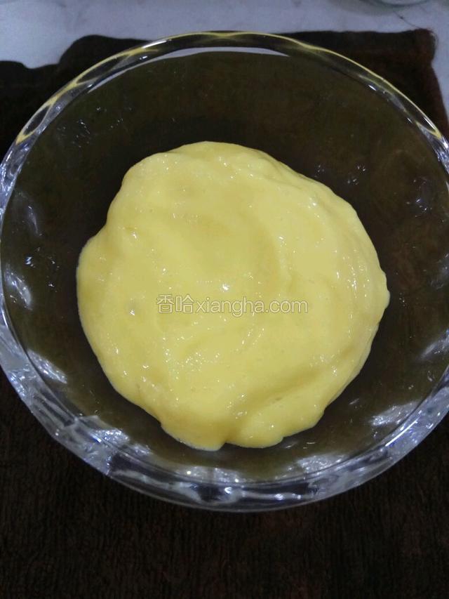 这是打好的芒果冰沙，放杯子的三分之一，再放入适量的牛奶。（很稠）