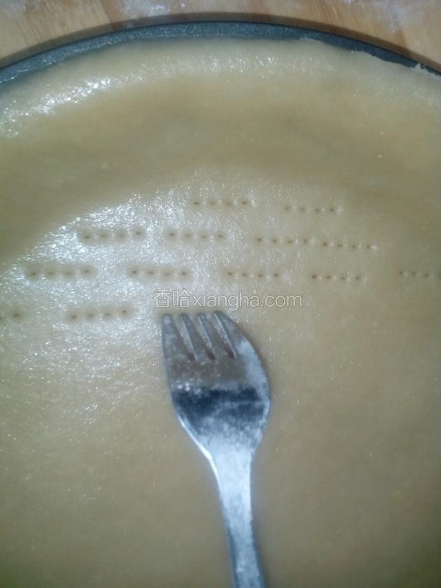 用叉子在底部均匀的插上小空。